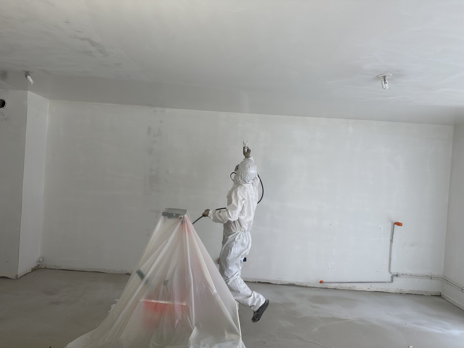 Cuisine rénovée avec mobilier blanc moderne