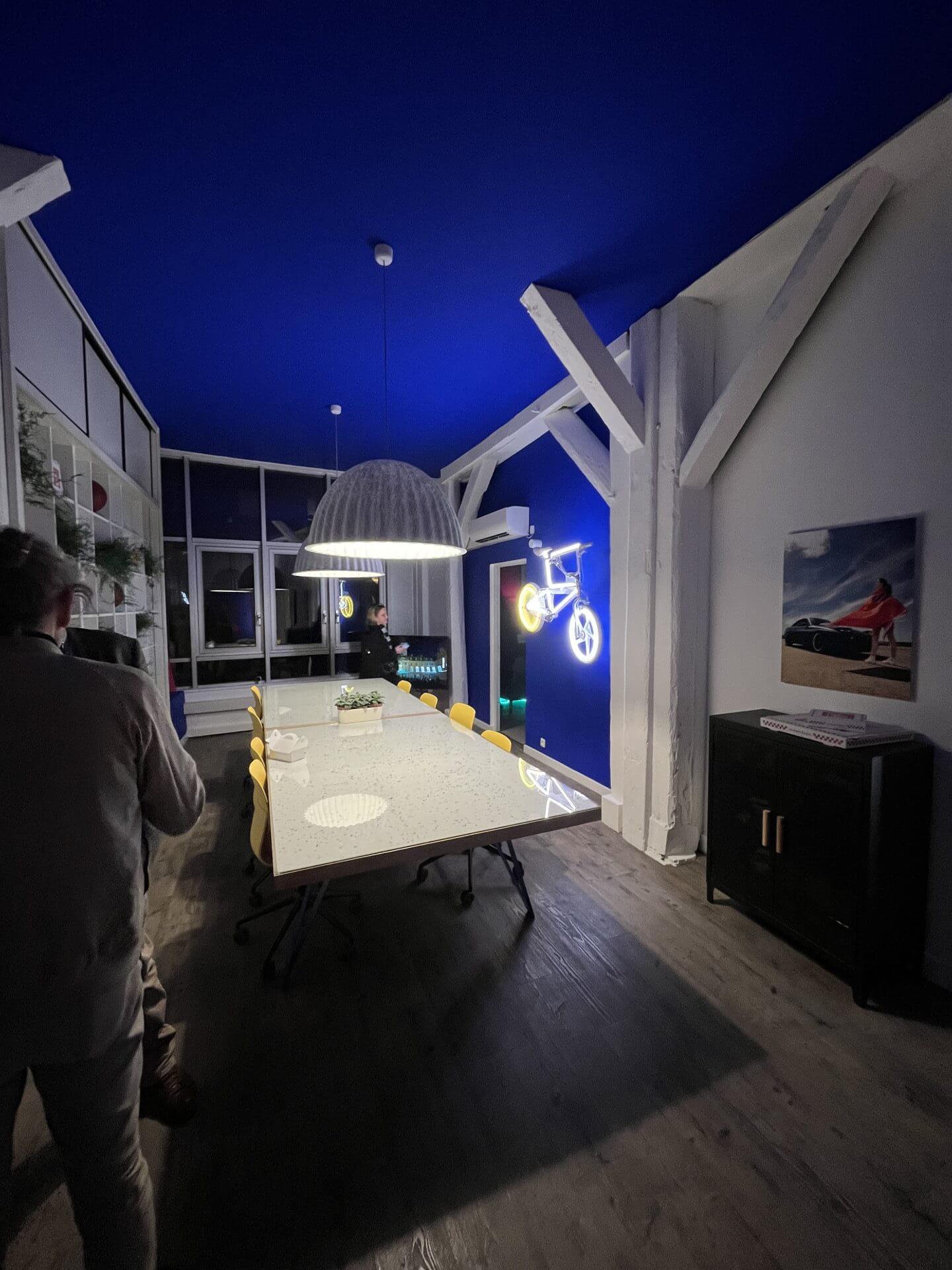 Intérieur minimaliste avec mur beige et sol en bois