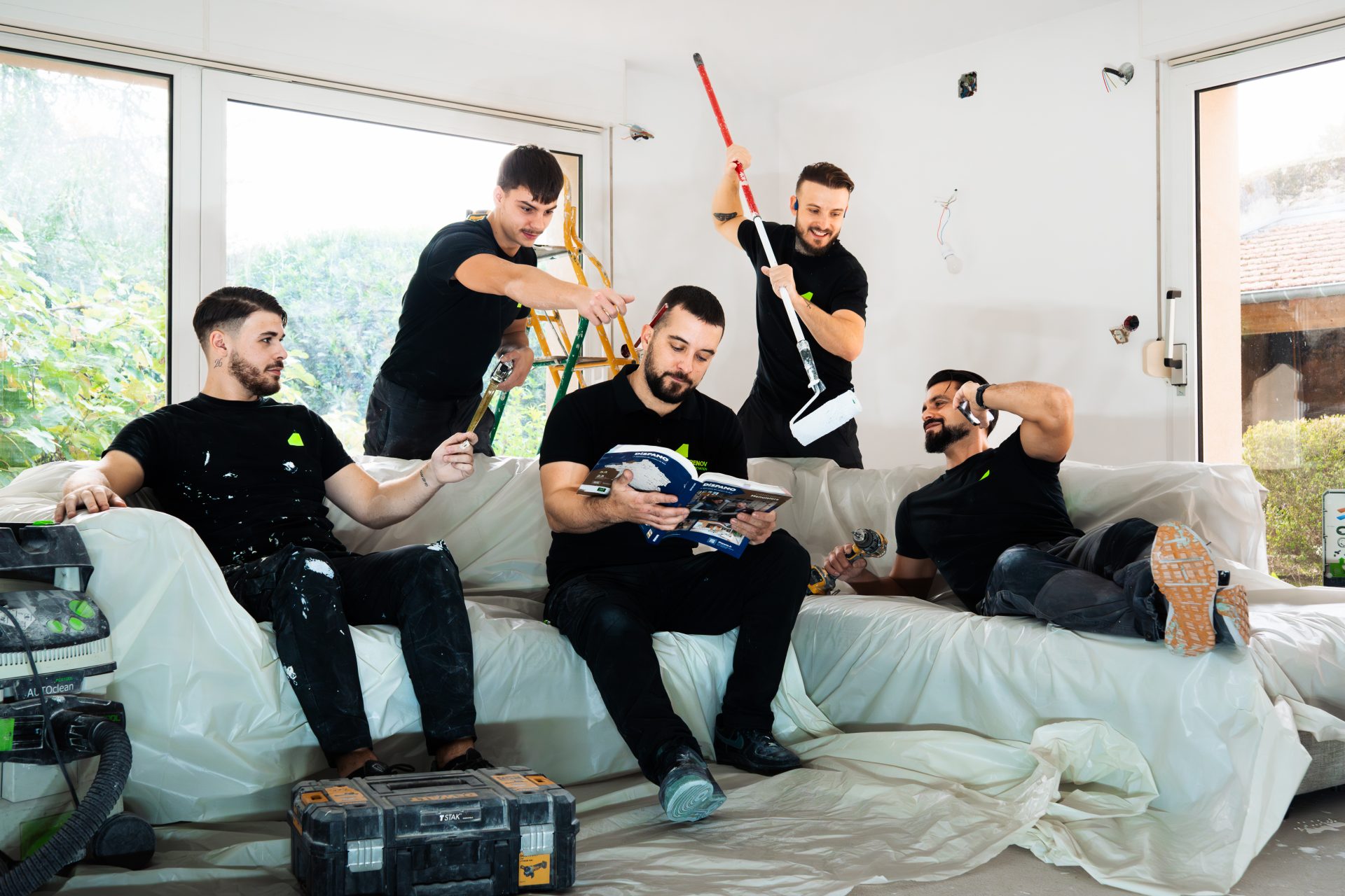 Chambre sous les combles avec fenêtre inclinée