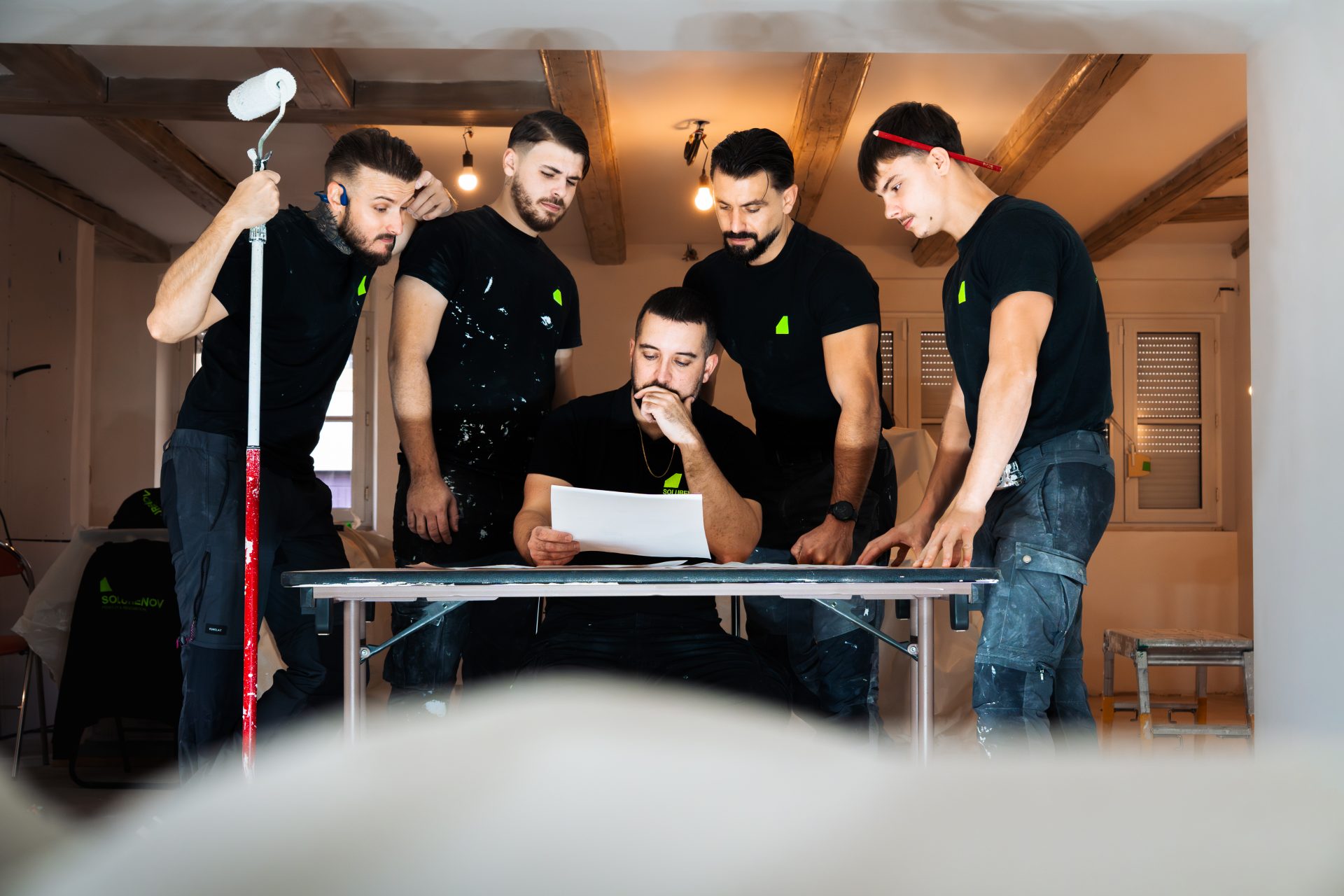 Pièce vide avec parquet neuf et plafond mouluré