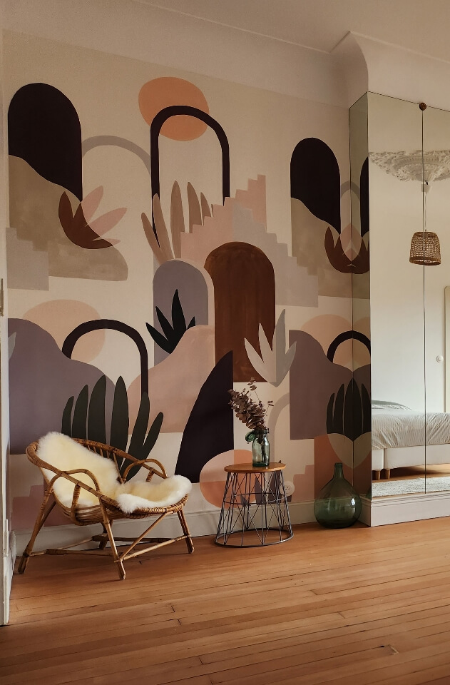 Chambre lumineuse avec grandes fenêtres