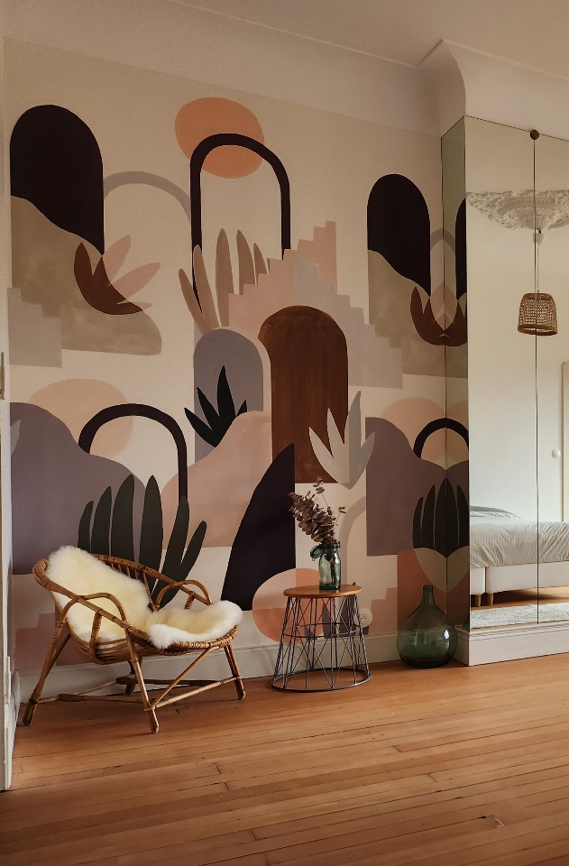 Chambre lumineuse avec grandes fenêtres