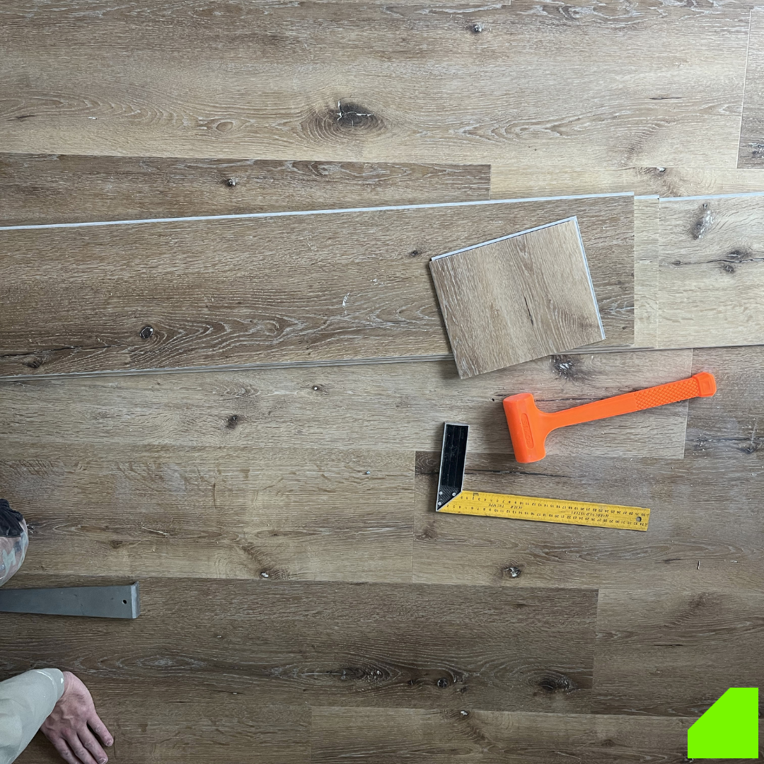 Outils de pose de parquet sur sol en bois