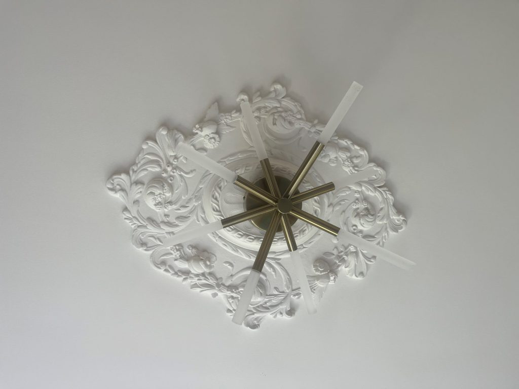 Escalier en colimaçon avec rampe blanche rénovée